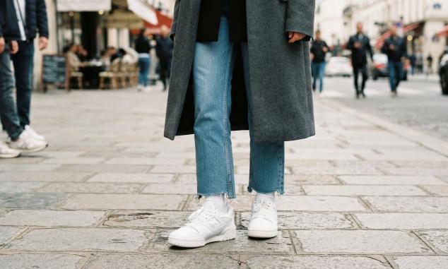 how to style chunky sneakers with straight-leg jeans and a blazer